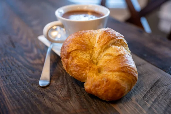 Croissant Servido Con Chocolate Caliente Sobre Mesa Madera —  Fotos de Stock