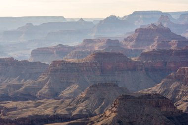 Haze, Güney Şeridi boyunca Lipan Point 'ten Büyük Kanyon' u dolduruyor.