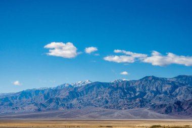 Panamint Dağları Ölüm Vadisi Ulusal Parkı 'ndaki Tuz Düzlüklerinin Arkasında