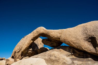 Mavi Gök 'ün altındaki Kemerli Kayanın Sağ Tarafı