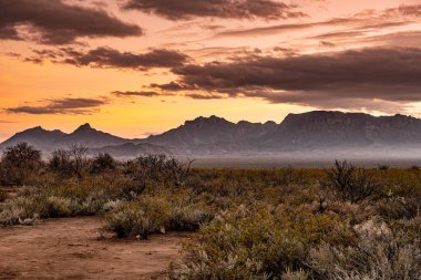 Şehir dışındaki kamptan Büyük Viraj 'daki Dağların Üzerinde Gün Batımı