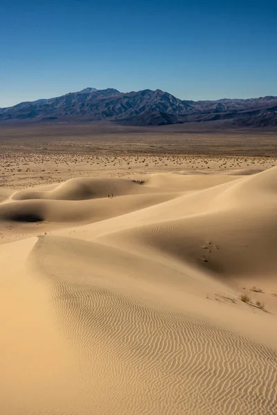 Two Hikers Climb Panamint Dunes Valley Mountains Distance Death Valley — Stock Photo, Image