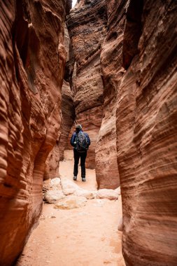 Güney Utah 'ta Buckskin Vadisi' nin İnce Bölgesinde Yürüyen Kadın