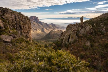 Big Bend Ulusal Parkı 'nın aşağısındaki vadilerde Wafting Bulutları olan Boot Canyon