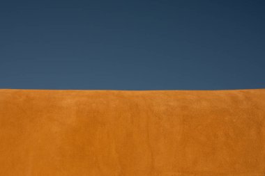 Açık Mavi Gökyüzü 'ndeki Stucco Damının Kenarı Kopya Boşluğu