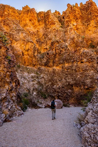 Vandrare Väg Ner Torr Tvätt Big Bend National Park — Stockfoto