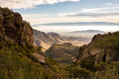 Big Bend Ulusal Parkı 'ndaki Boot Canyon' dan dağların katmanları dökülüyor.
