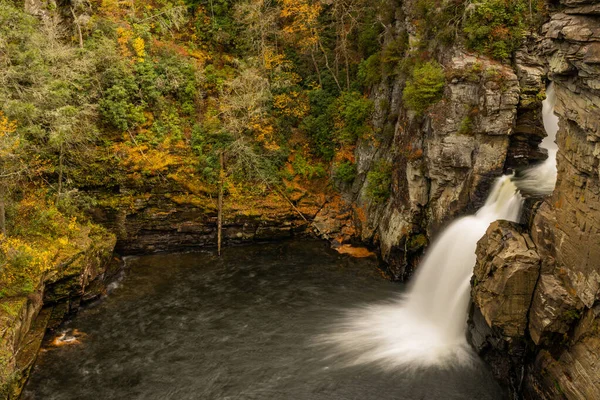Вид Водопад Линвиль Осенью Вдоль Блю Ридж Паркуэй — стоковое фото