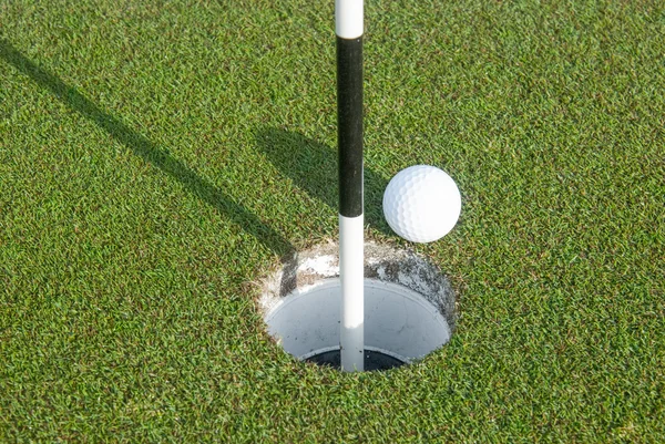 Golfball und Marker — Stockfoto