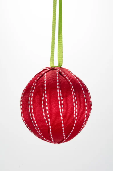 Ornamento di Natale fatto in casa palla rossa — Foto Stock