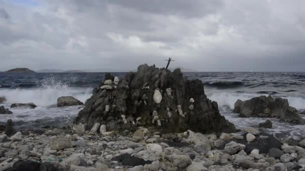 Хвиля розбилася по скелях — стокове відео