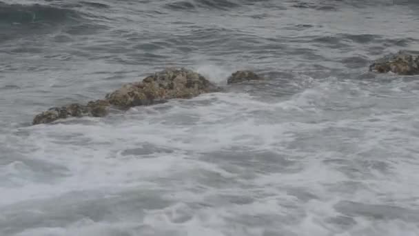 Wellen plätschern über versunkenen Felsen — Stockvideo