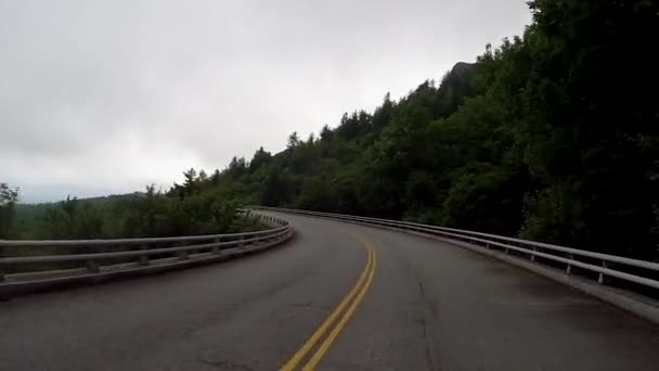 Cruzar el viaducto de Linn Cove — Vídeo de stock