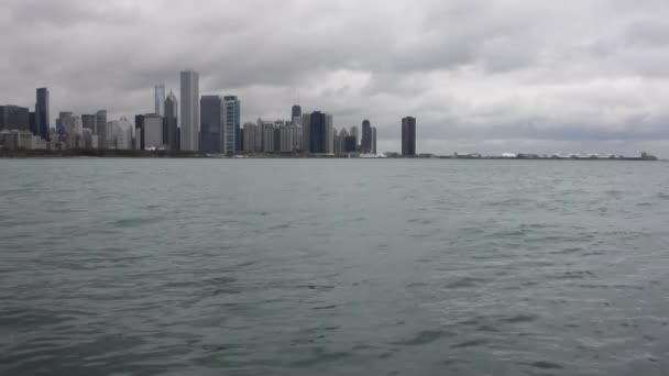 Lago Michigan con Chicago Skyline — Vídeo de stock