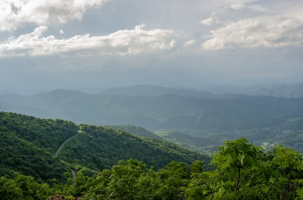 Kręta droga w blue ridge mountains — Zdjęcie stockowe