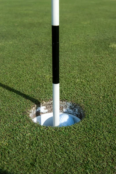 Golf Marker ve topu deliğe dikey içinde — Stok fotoğraf