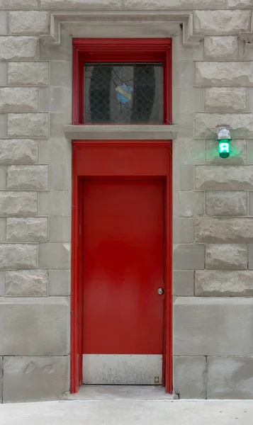 Puerta roja de la estación de bomberos — Foto de Stock