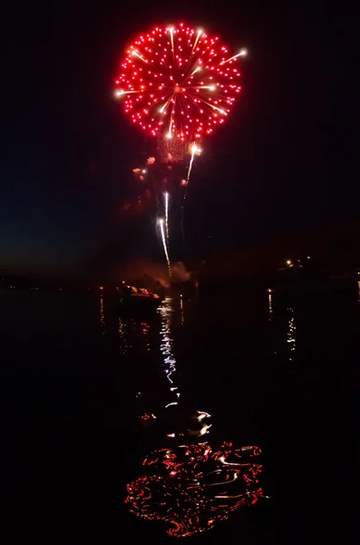 Rode vuurwerk over reflectie — Stockfoto