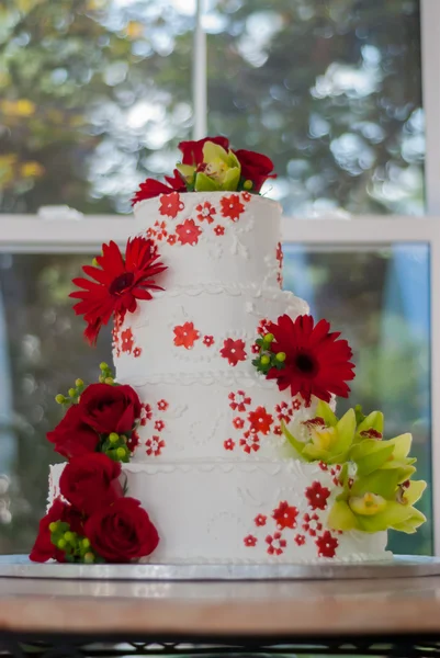 Bolo de casamento vermelho e branco — Fotografia de Stock