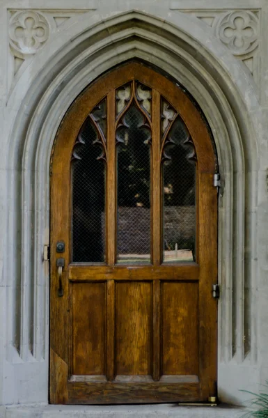 Fából készült ajtó a kő boltív — Stock Fotó