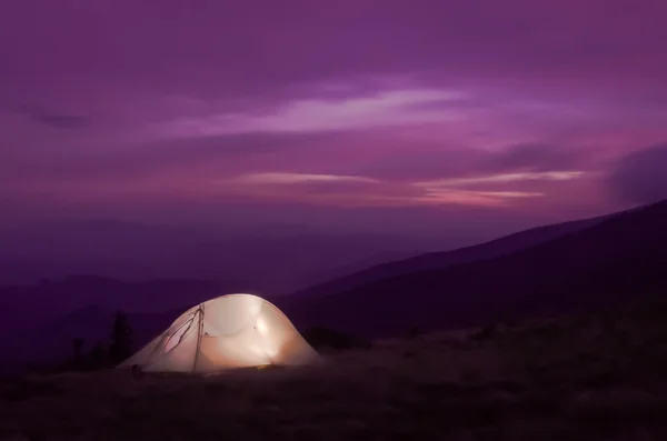 Illuminato tenda al tramonto — Foto Stock