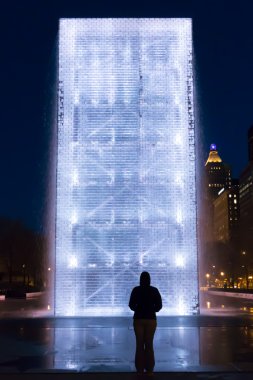 Siluet tarafından aydınlatılmış çeşme