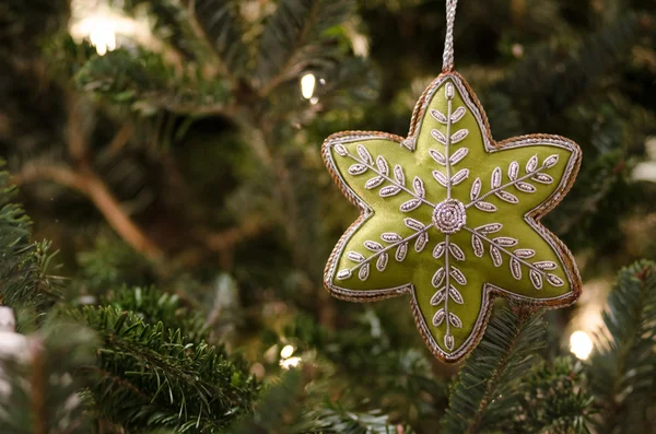 Adorno de estrella en árbol de Navidad —  Fotos de Stock