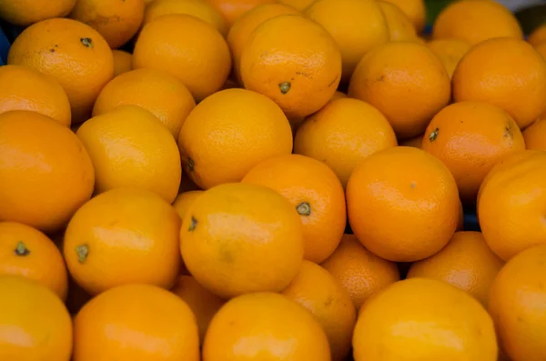 Bunch of Oranges for sale at an outdoor market — Stock Photo, Image