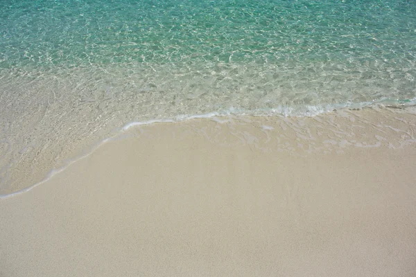 Wave läppning på stranden — Stockfoto