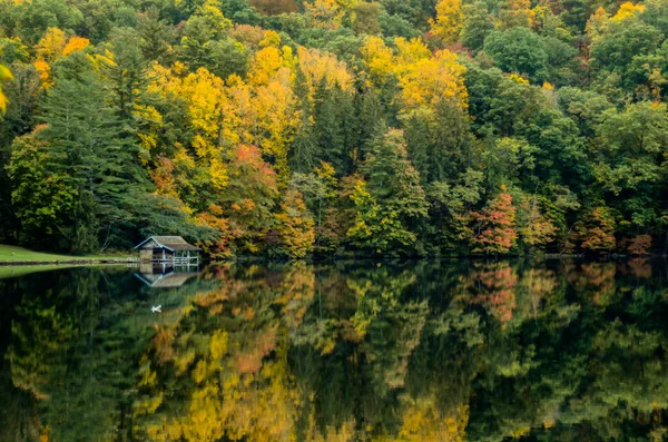 Boathouse wzdłuż jeziora jesienią — Zdjęcie stockowe