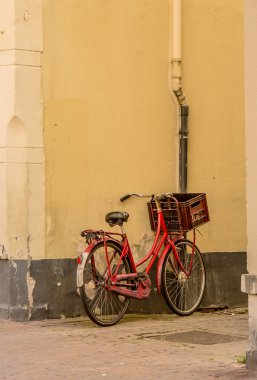 Eski bisikleti bir duvara yaslanmış