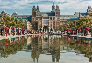 Rijksmuseum ve havuzu yansıtan