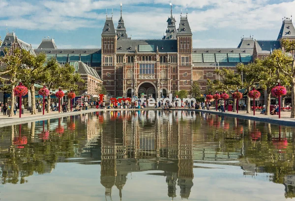 Rijksmuseum ve havuzu yansıtan — Stok fotoğraf
