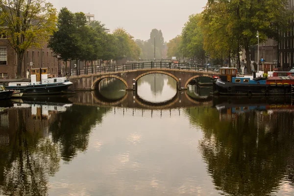 アムステルダムの運河橋の朝の景色 — ストック写真