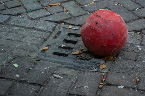 Antiguo balón de fútbol en canalón — Foto de Stock