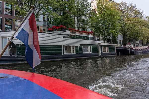 Canal House tekne Hollanda bayrağı ile — Stok fotoğraf