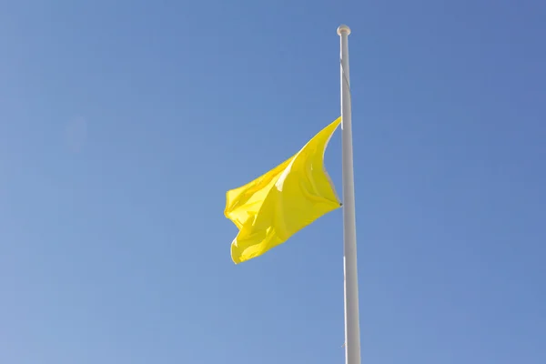 Gelbe Flagge auf halbmast — Stockfoto