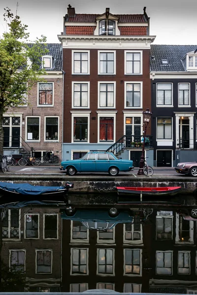 Amsterdam Buldings kanalda yansıtacak — Stok fotoğraf