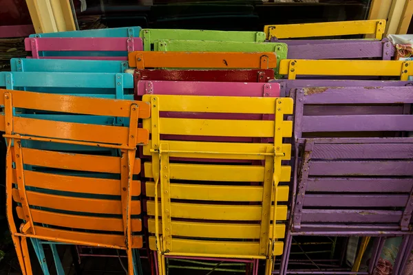 Красочные стулья Патио — стоковое фото