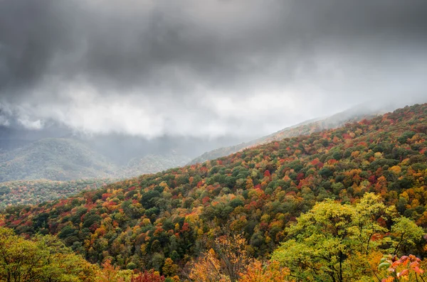 雾起云生在山边坡在秋天 — 图库照片
