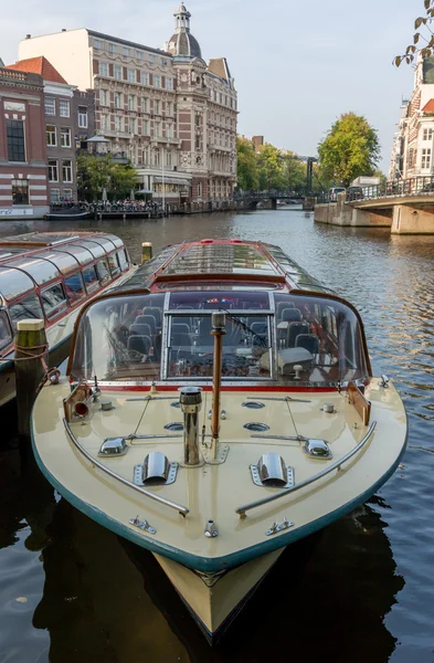 Canal Tour Boat in Amsterdam — Stock Photo, Image