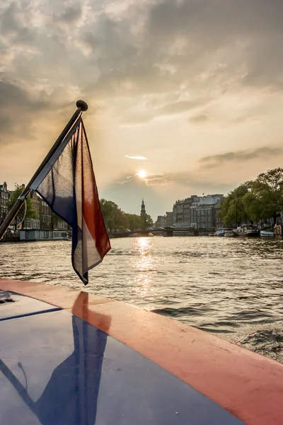 Nederländsk flagg med Amsterdam i bakgrunden — Stockfoto
