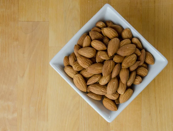 Almendras en Cuenco Blanco con Espacio para Copiar —  Fotos de Stock