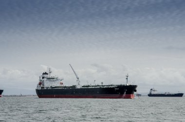 Tanker gemisi oturan ing Long Beach Limanı