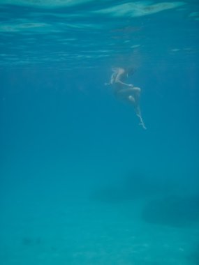 Kadın Snorkeler aşağı bakıyor, geniş vurdu