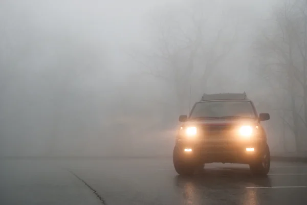 Tiro medio de luces de SUV en la niebla — Foto de Stock