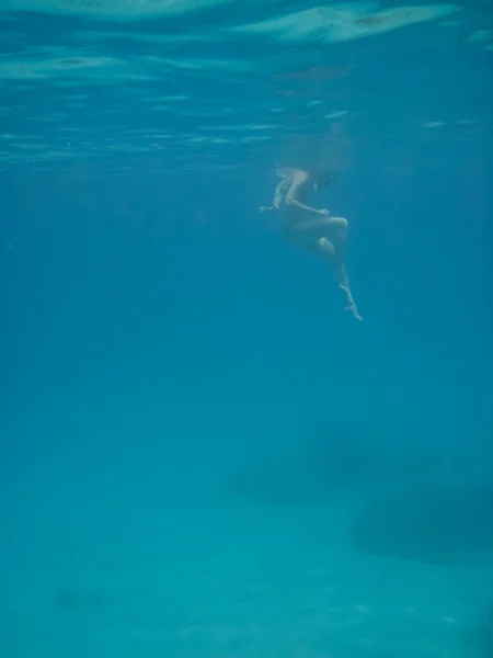 Amplio tiro de mujer snorkeler mirando hacia abajo Imágenes de stock libres de derechos