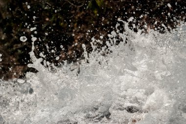 Bir şelale sıçramasına su damlaları