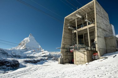 Mesafeli Gondol İstasyonu Alpler 'in üzerinden kış gelirken