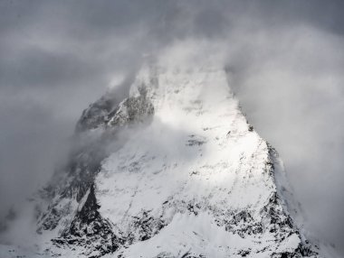 Karamsar Bulutlar Matterhorn Zirvesi 'nin sarp kayalıklarına yapışıyor